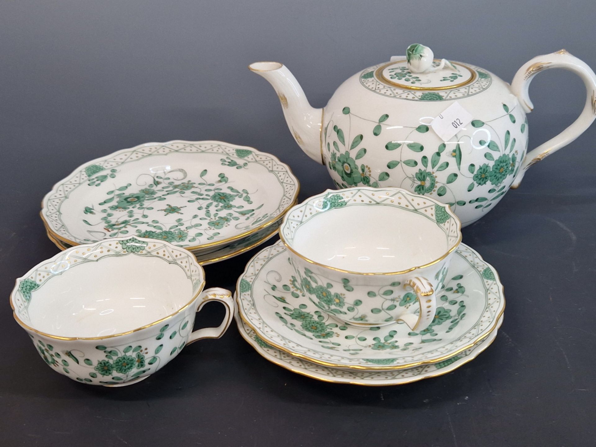 A MEISSEN GREEN ONION PATTERN TEA POT, TWO CUPS, SAUCERS AND TEA PLATES TOGTHER WITH AN IMARI - Image 5 of 7