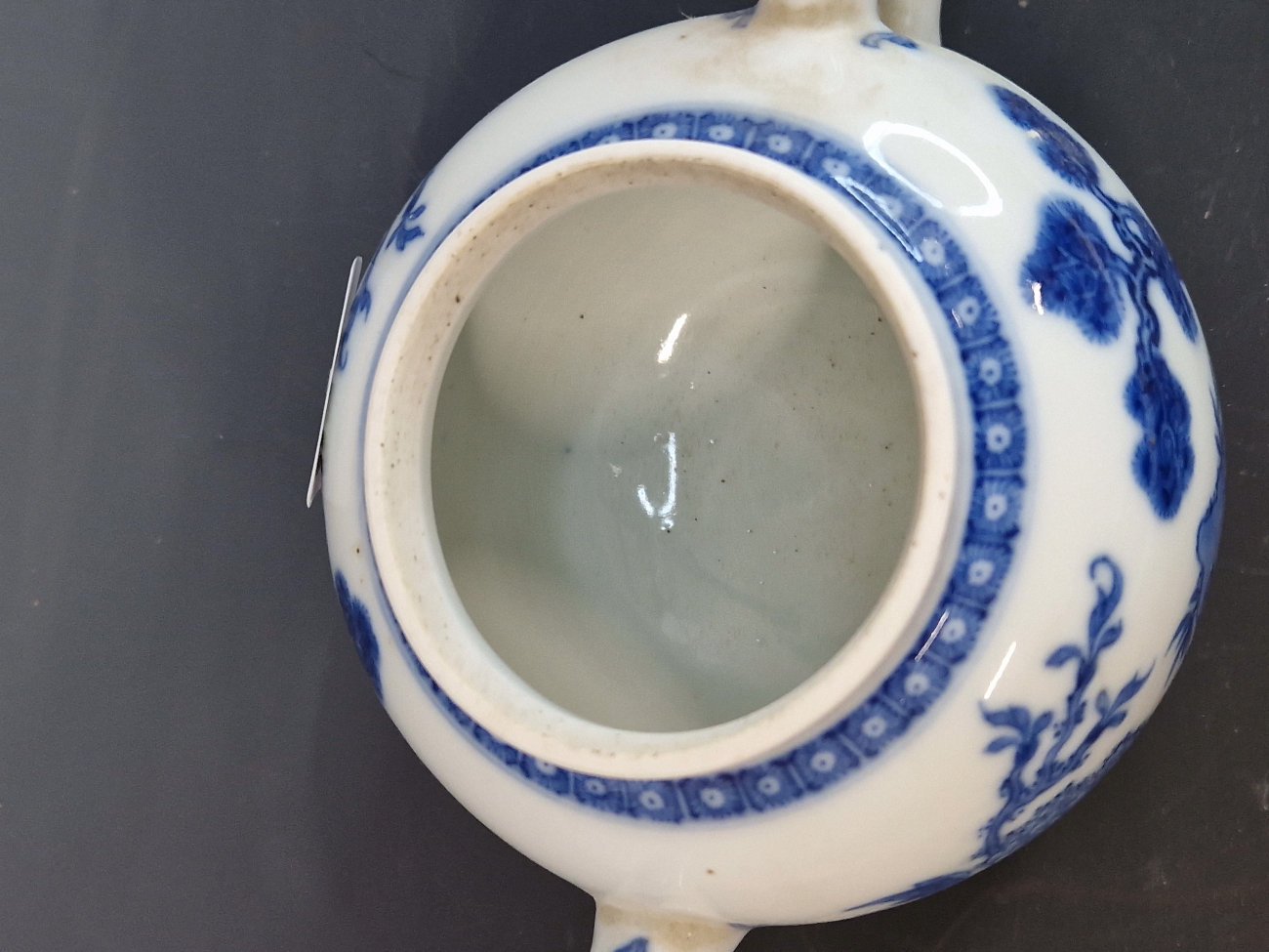 A CHINESE BLUE AND WHITE TEA POT AND COVER PAINTED ON EACH SIDE WITH PINE AND PEONY GROWING BY A - Image 4 of 5