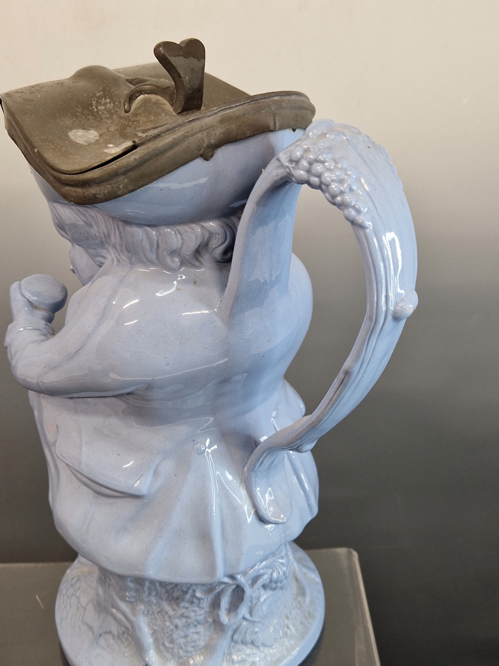 ATTRIBUTED TO ALCOCKS, A BLUE POTTERY SNUFF TAKER TOBY JUG TOGETHER WITH A MOCHA WARE QUART MUG - Image 10 of 11