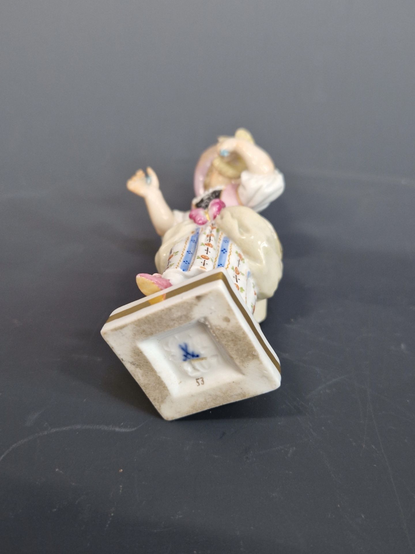 MEISSEN- A SMALL ANTIQUE FUGURINE OF GIRL HOLDING A BIRD. 10 cm HIGH. - Image 5 of 5
