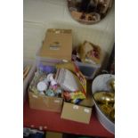 Mixed Lot: Various shop clearance items to include ashtrays, key chains etc