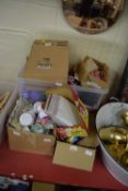 Mixed Lot: Various shop clearance items to include ashtrays, key chains etc