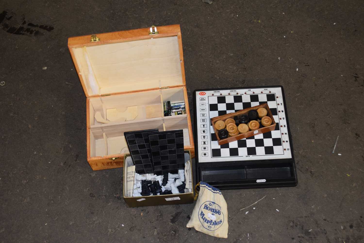 Box containing quantity of Isle of Man chess men and a set of draughts and other games - Image 3 of 3