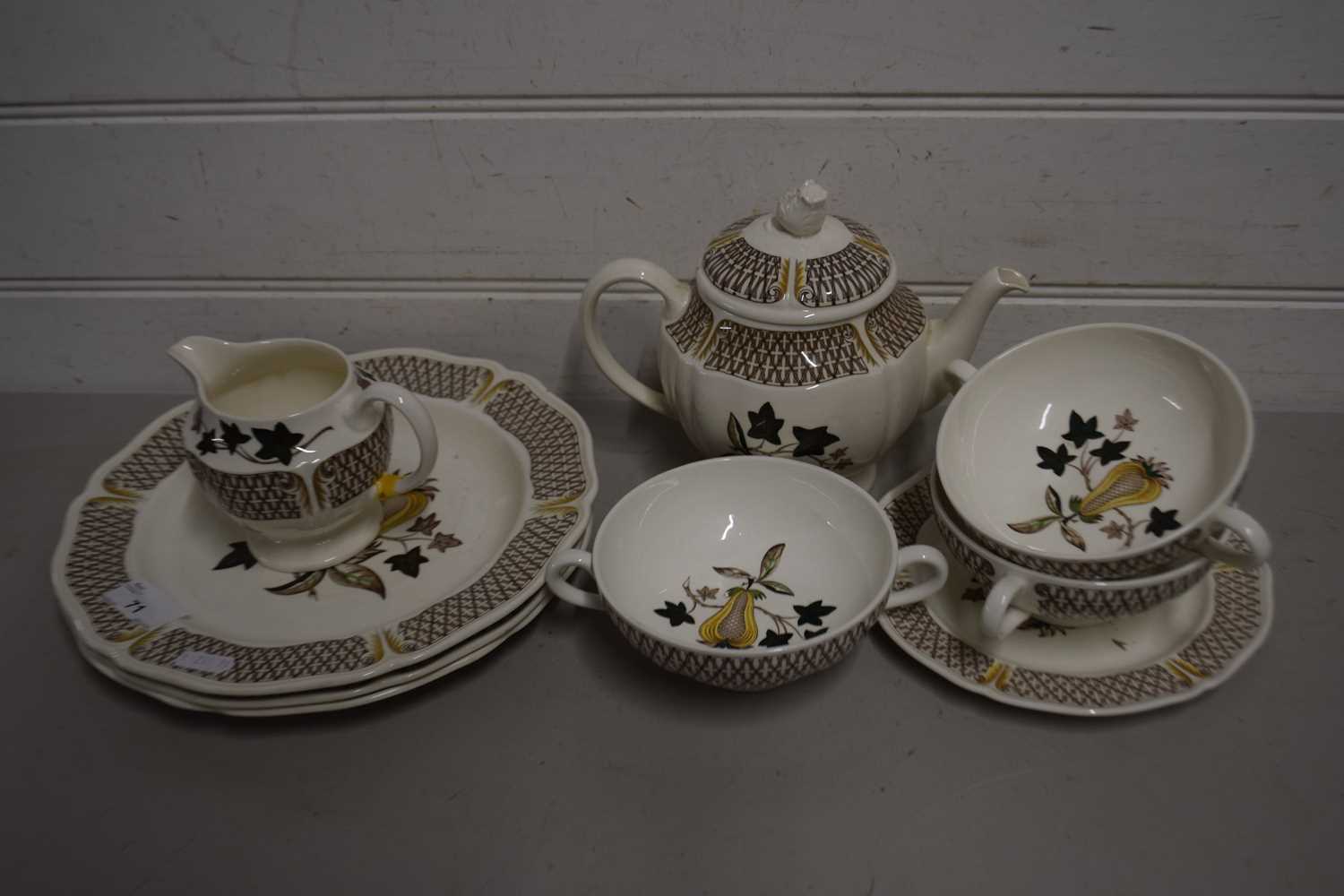 Quantity of Wedgwood Avocado pattern table wares