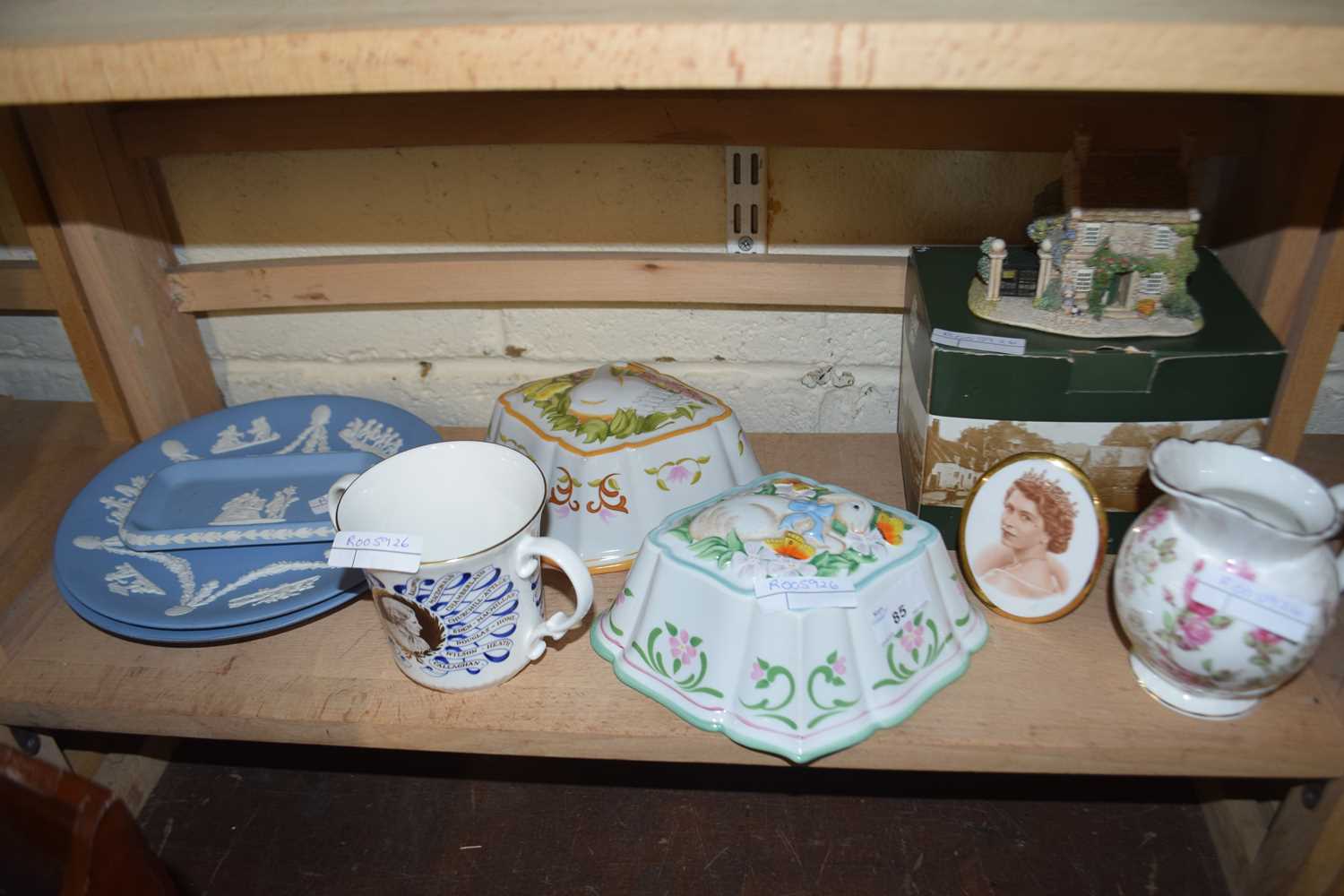 Mixed Lot: Ceramics to include Wedgwood, Jasper ware plates, modern jelly mould, a Lilliput Lane