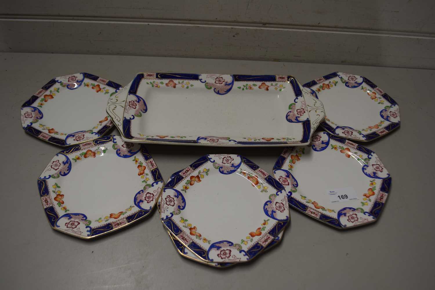 Quantity of Alfred Meakin Derby pattern saucers and sandwich dish