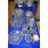 Mixed Lot: Various assorted glass bowls and other items