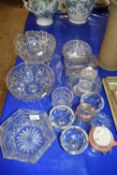Mixed Lot: Various assorted glass bowls and other items