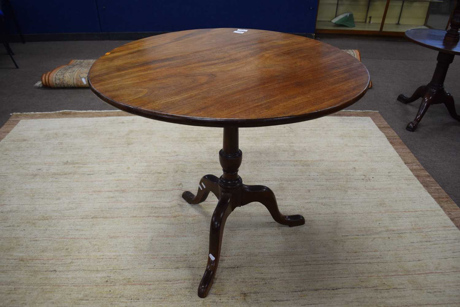 Georgian mahogany supper table with circular top raised on turned column and tripod base, 81cm - Image 3 of 5