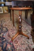 Georgian fruit wood lamp table with circular top over a turned column with tripod base, 60cm high