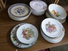 Mixed Lot: Various assorted decorated plates etc