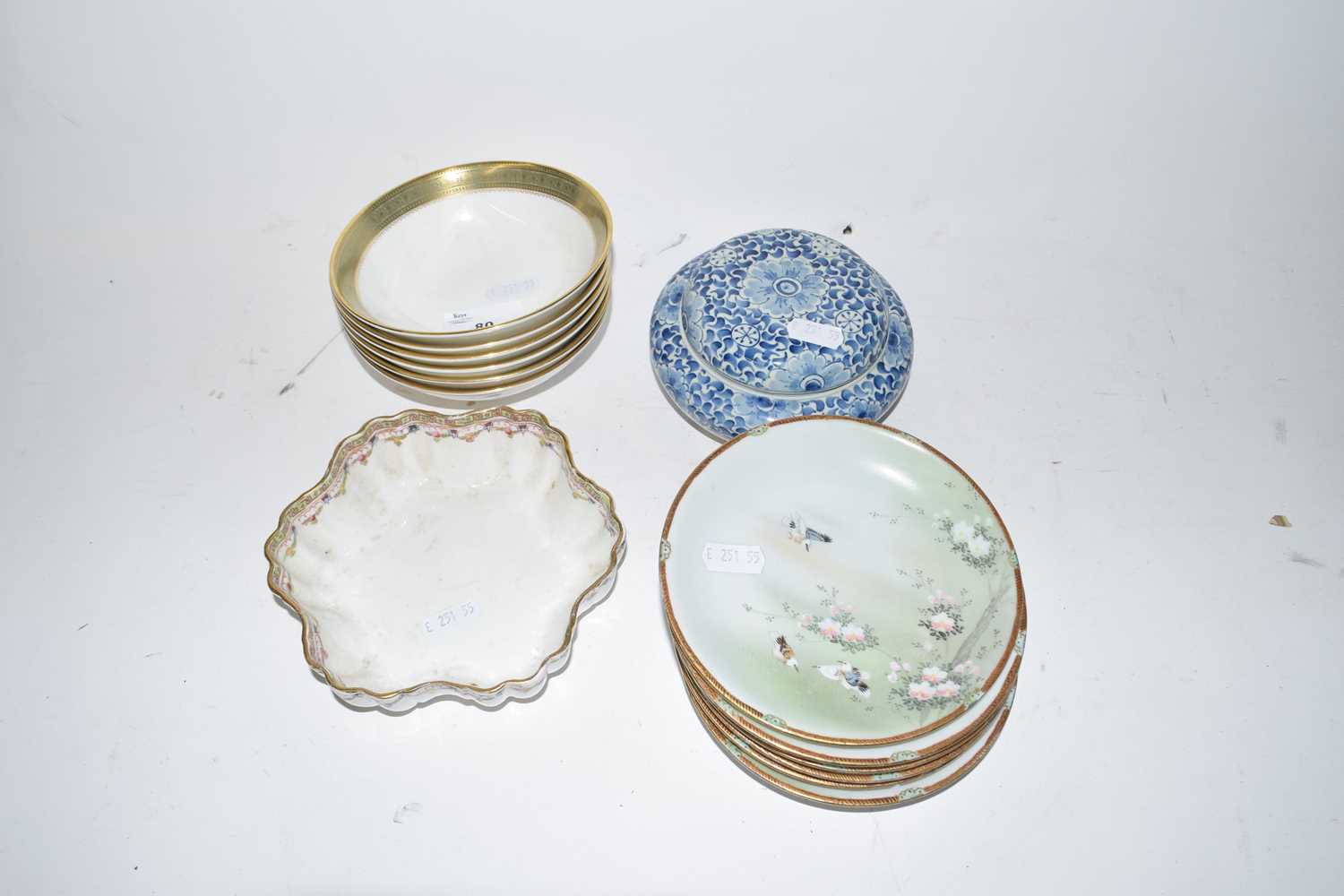 Mixed Lot: Various assorted bowls and dishes to include Royal Doulton plus a small delft covered