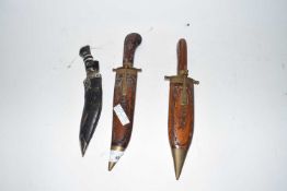 Mixed lot comprising an Gurkha's kukri together with an Asian carving set