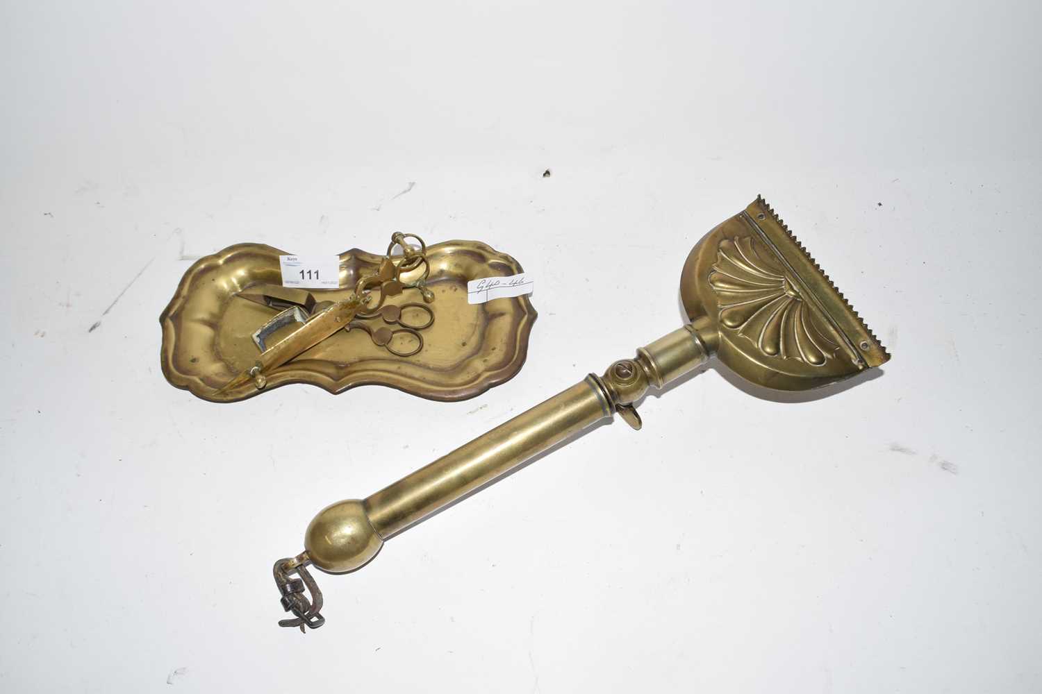 Mixed Lot: Various brass wares to include candle snuffers