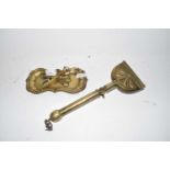 Mixed Lot: Various brass wares to include candle snuffers