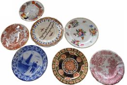 Quantity of ceramic plates including a Royal Doulton commemorative plate, a Gos WW1 commemorative