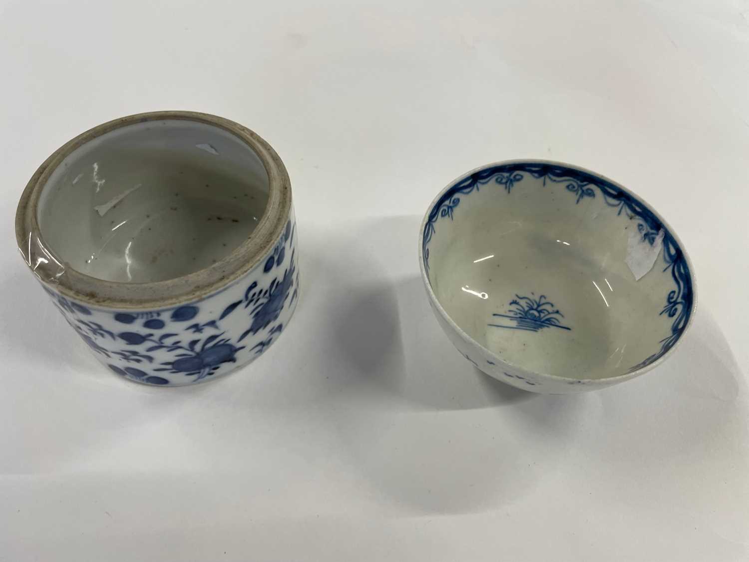 Lowestoft tea bowl painted in blue with chinoiserie design together with a further small jar with - Image 3 of 4
