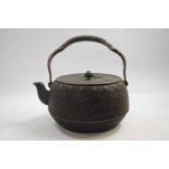 Chinese bronzed kettle Qing Dynasty with bronze lid, 18cm diameter