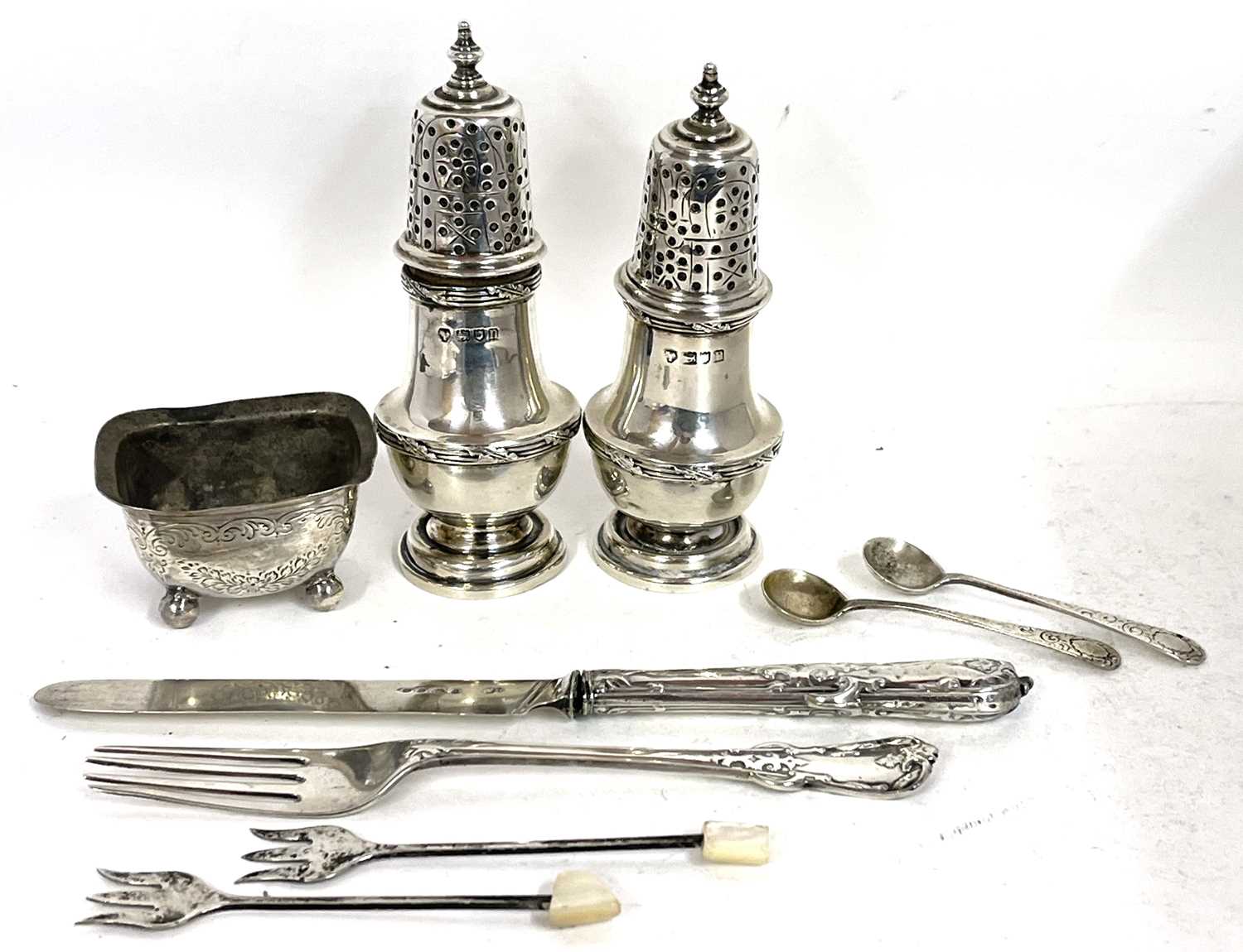 Mixed Lot: A pair of Edwardian silver peppers, London 1908, makers mark for Holland Alwinkle & - Image 2 of 2