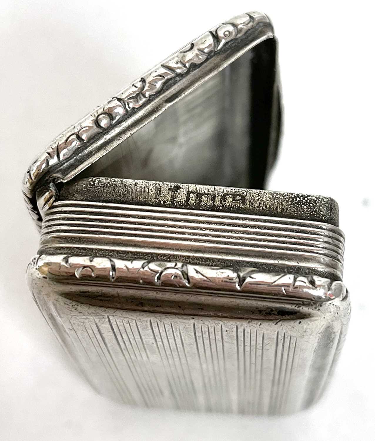 An antique silver snuff box with reeded decoration around an initialled cartouch, the edges - Image 4 of 4