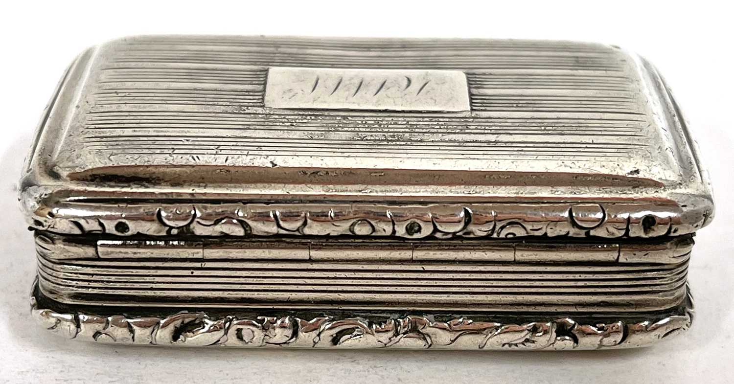 An antique silver snuff box with reeded decoration around an initialled cartouch, the edges - Image 2 of 4