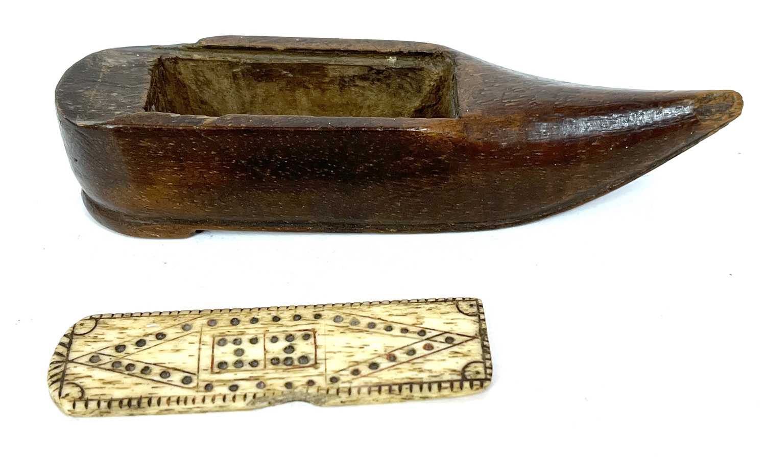 A vintage treen shoe snuff box with bone slide cover, 12cm long - Image 4 of 5