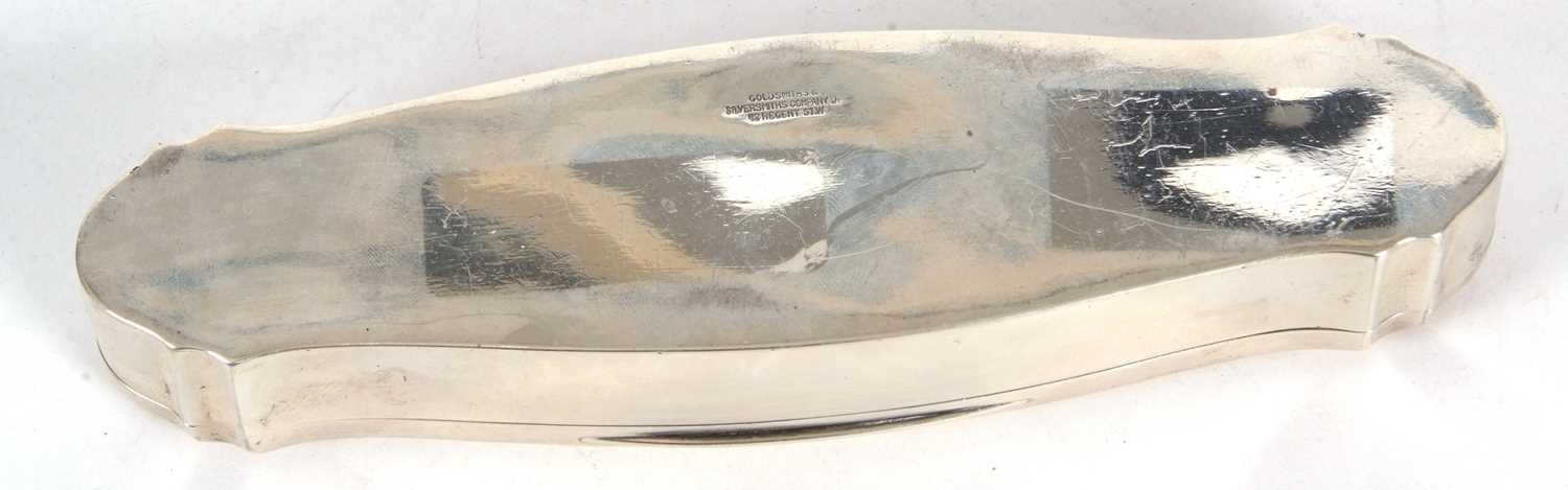 A George V silver trinket box of shaped elongated form, the hinged lid with engine turned decoration - Image 4 of 5