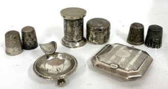 Mixed lot to include an octagonal shaped compact, a Spanish 50 cent coin ashtray, a small lidded