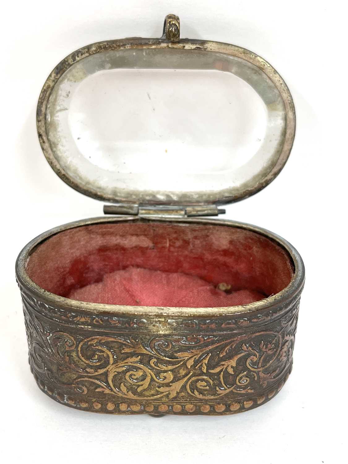 An antique gilt metal trinket box of oval form with hinged glazed lid, 6 x 4 x 3cm - Image 5 of 5