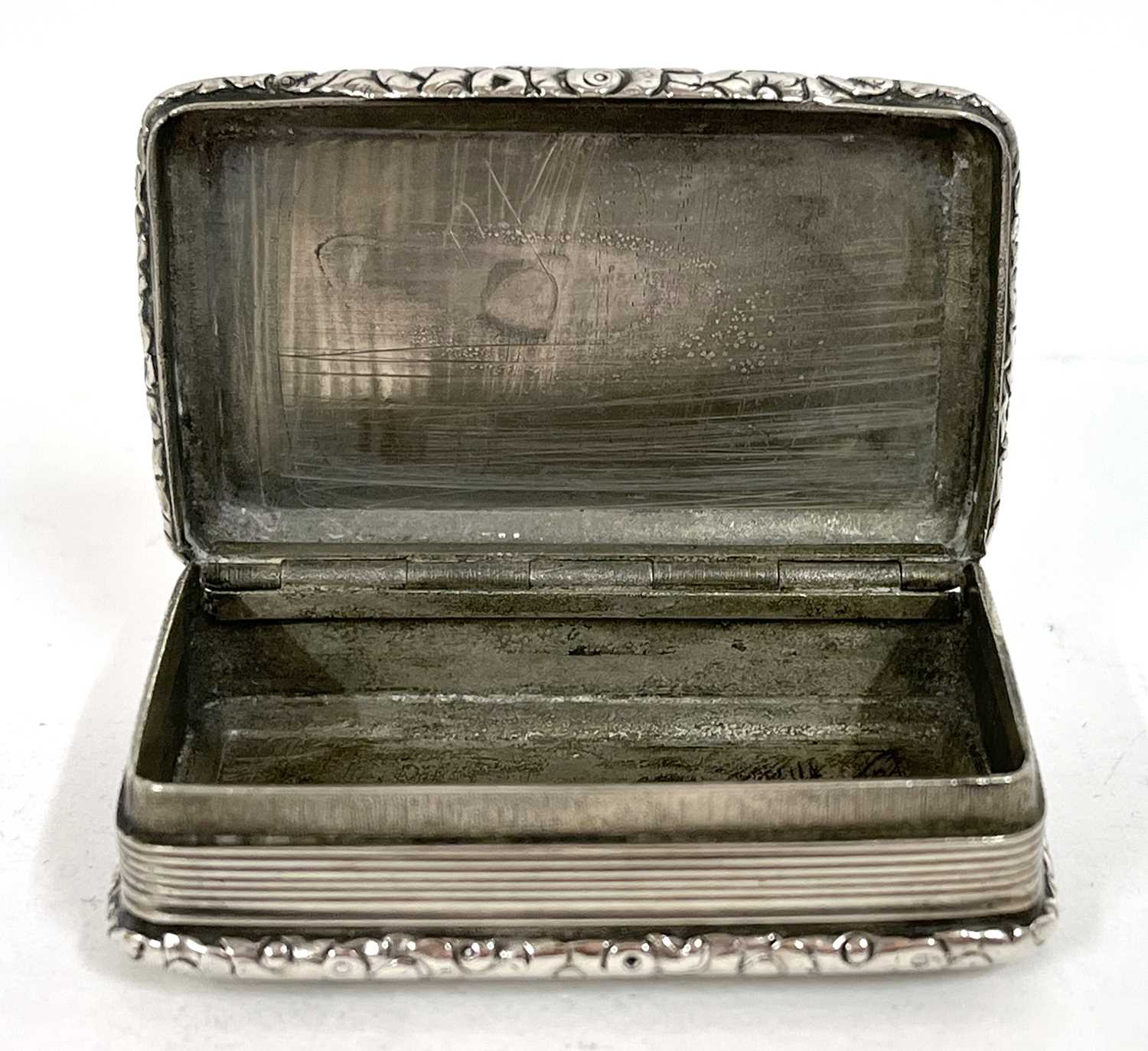 An antique silver snuff box with reeded decoration around an initialled cartouch, the edges - Image 3 of 4