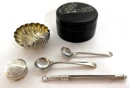 Mixed Lot: A silver shell salt, Birmingham 1902, a sterling marked swizel stick, a 925 small pill