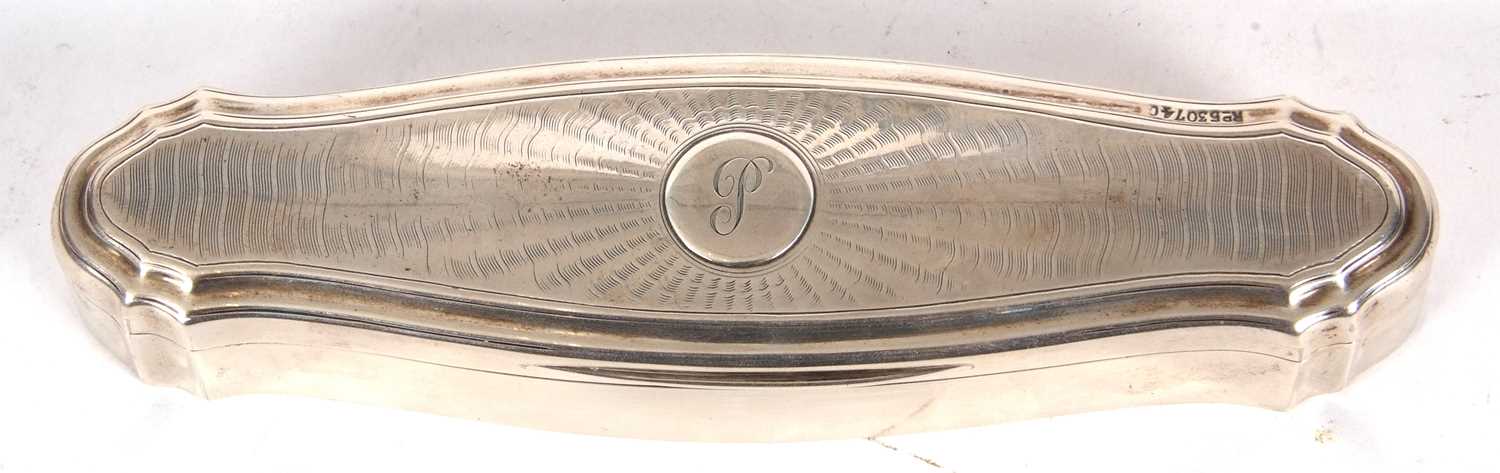 A George V silver trinket box of shaped elongated form, the hinged lid with engine turned decoration - Image 3 of 5