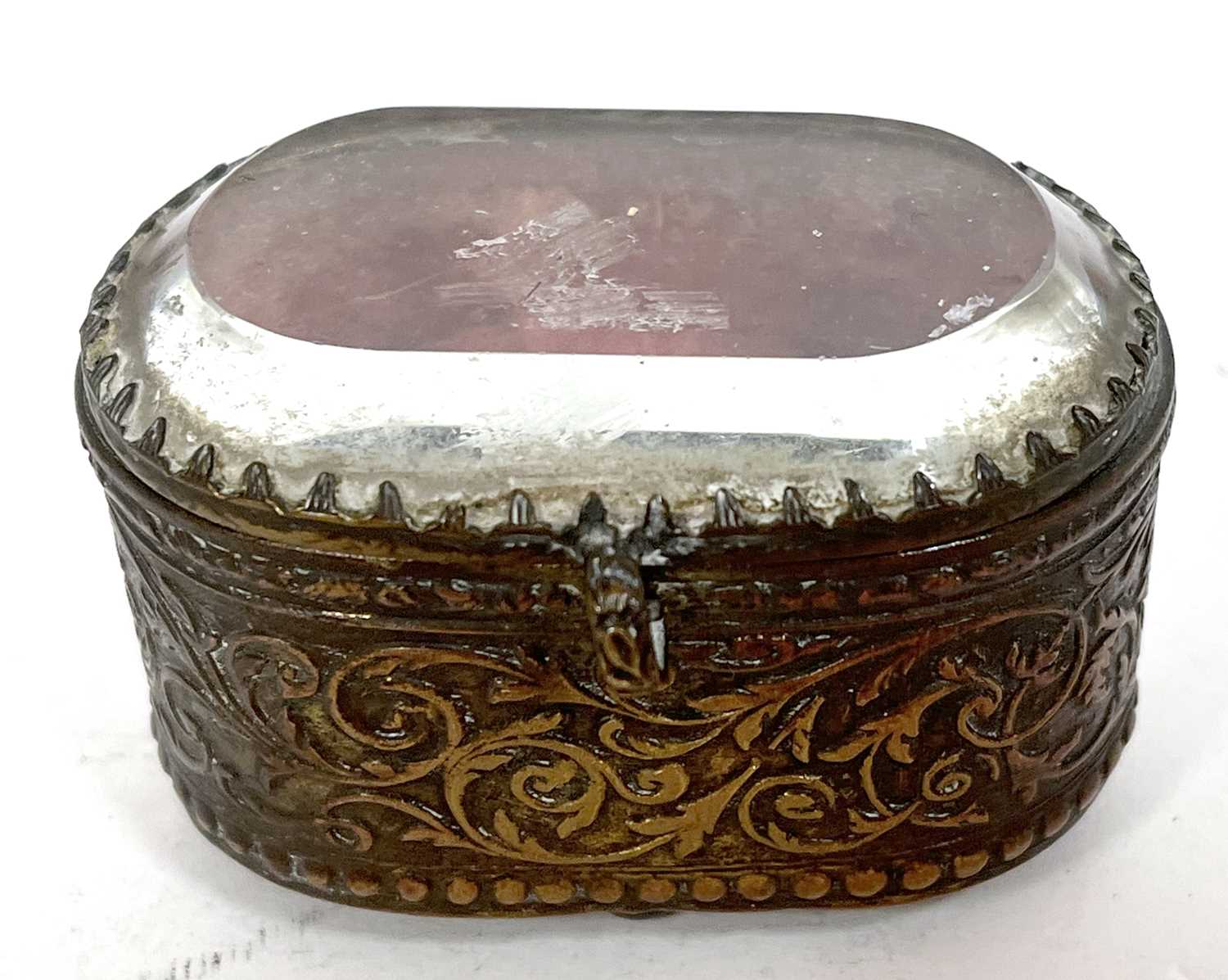 An antique gilt metal trinket box of oval form with hinged glazed lid, 6 x 4 x 3cm - Image 2 of 5