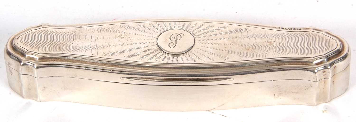 A George V silver trinket box of shaped elongated form, the hinged lid with engine turned decoration - Image 2 of 5