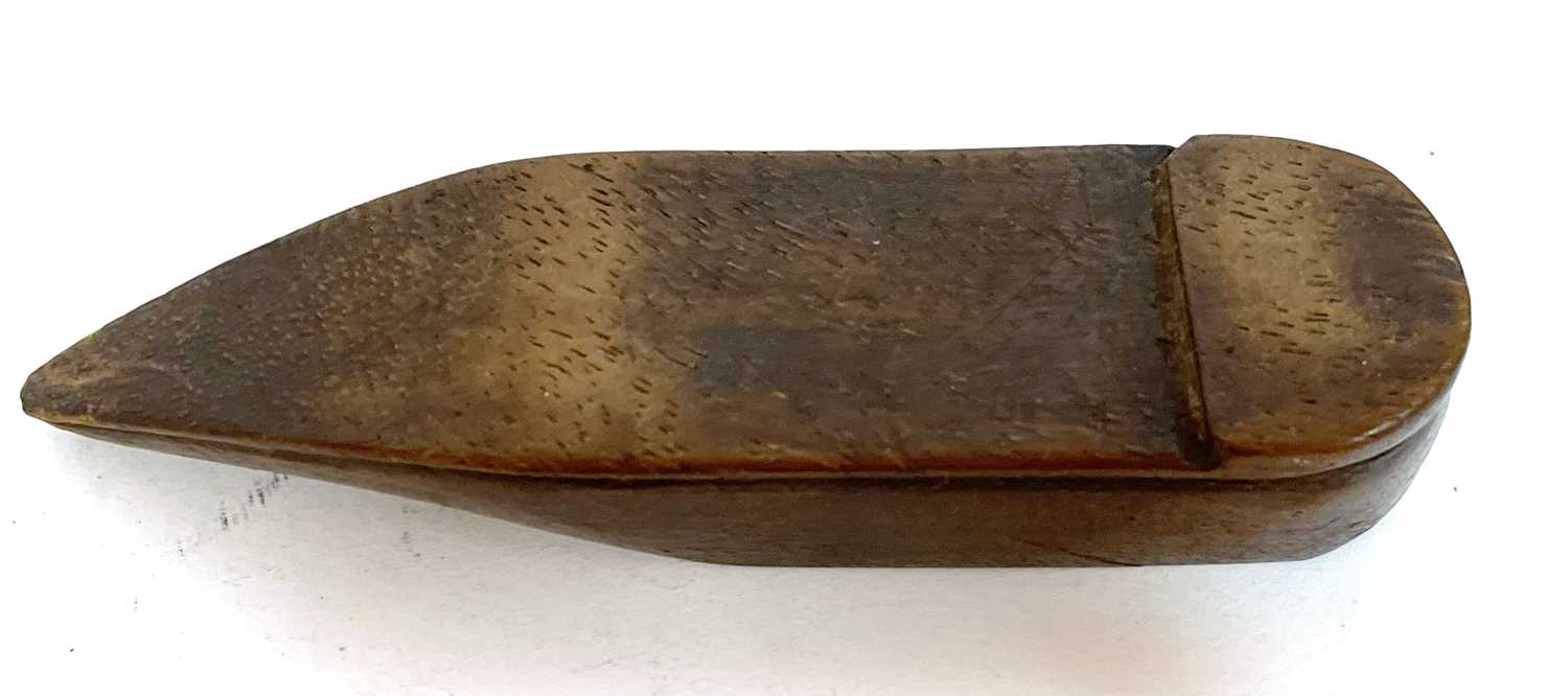 A vintage treen shoe snuff box with bone slide cover, 12cm long - Image 5 of 5