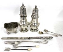 Mixed Lot: A pair of Edwardian silver peppers, London 1908, makers mark for Holland Alwinkle &