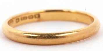 22ct gold wedding ring, a plain polished design, hallmarked for Birmingham 1947, 2.5 gms