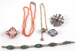Mixed lot: a quantity of mixed jewellery to include an early 20th century chalcedony and silver