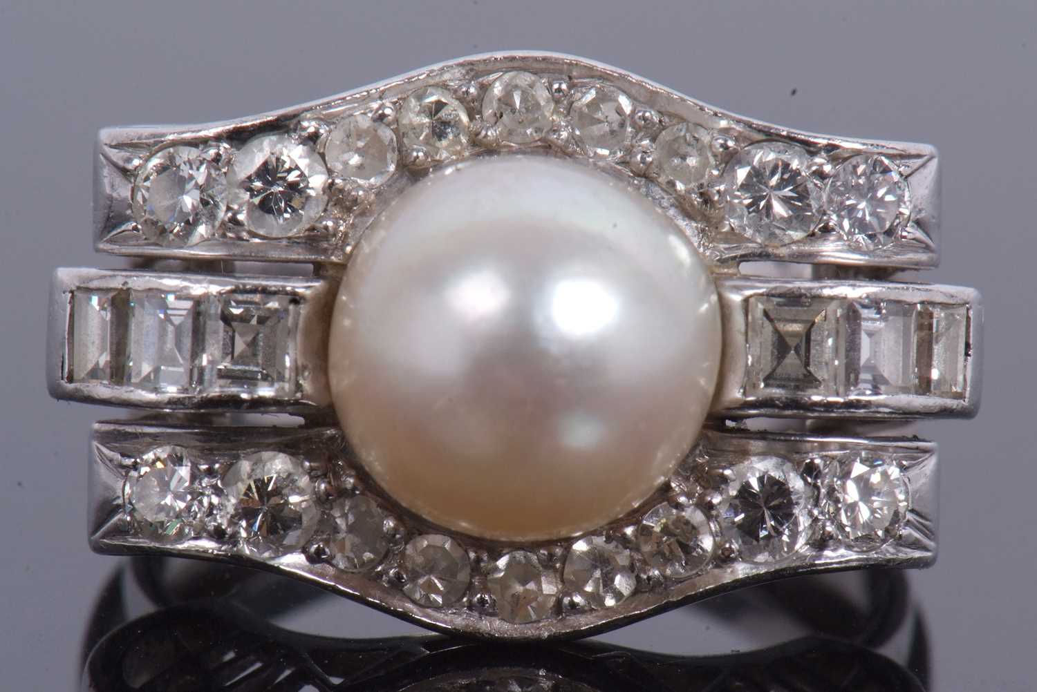 Precious metal pearl and diamond cocktail ring centering a cultured pearl (8mm diameter), raised - Image 2 of 8
