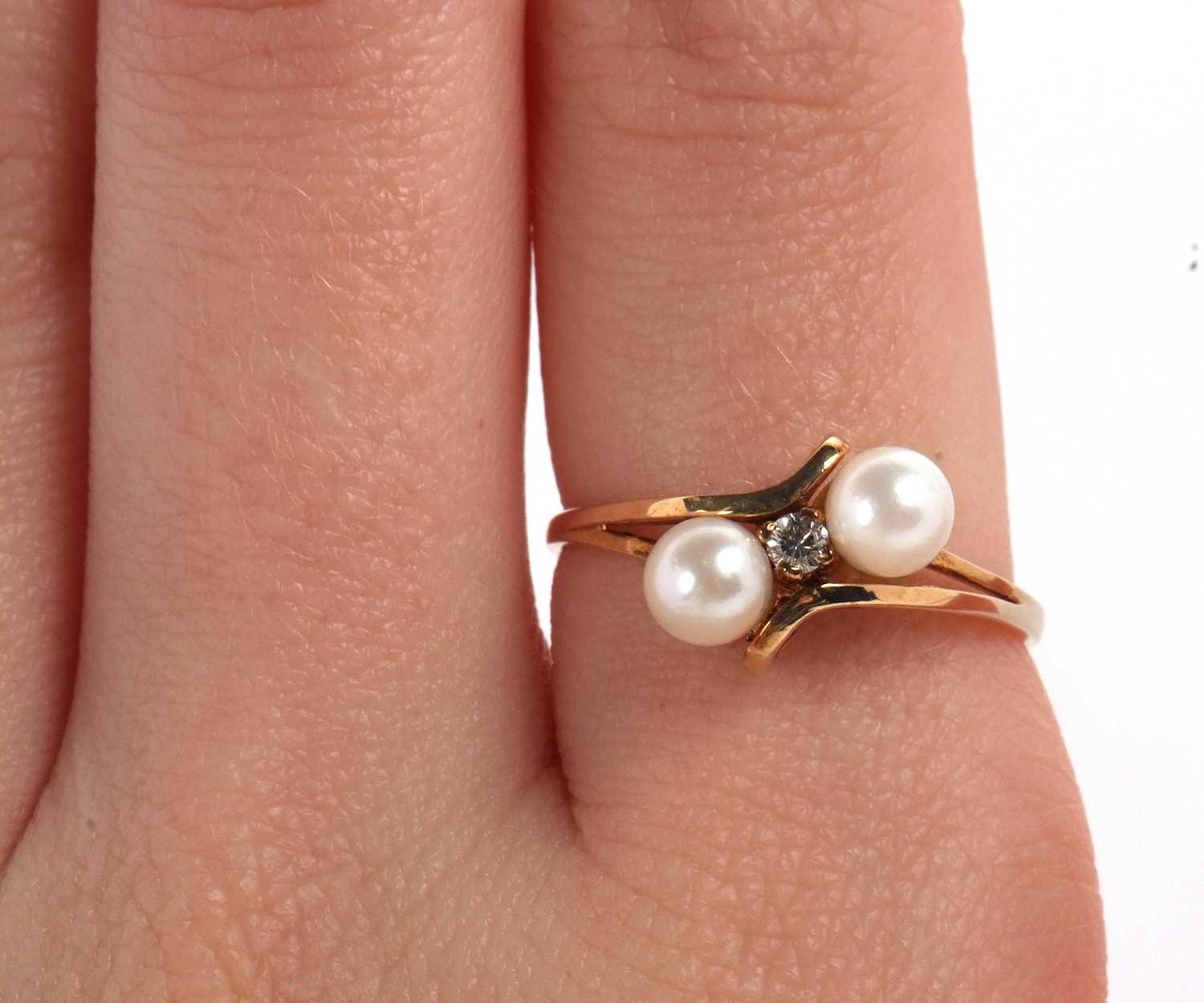 A 9ct cultured pearl and diamond ring, the central round brilliant cut diamond, set to either side - Image 8 of 8