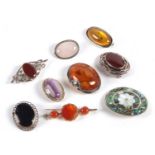 A quantity of brooches to include a three stone agate bar brooch in unmarked yellow metal (tests