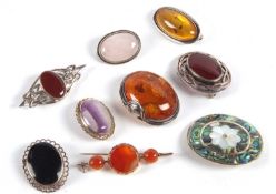 A quantity of brooches to include a three stone agate bar brooch in unmarked yellow metal (tests