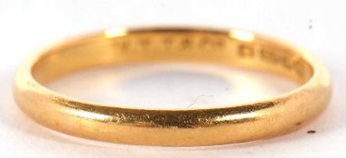 A 22ct gold wedding ring, a plain polished design, hallmarked for Birmingham 1947, 2.5 gms