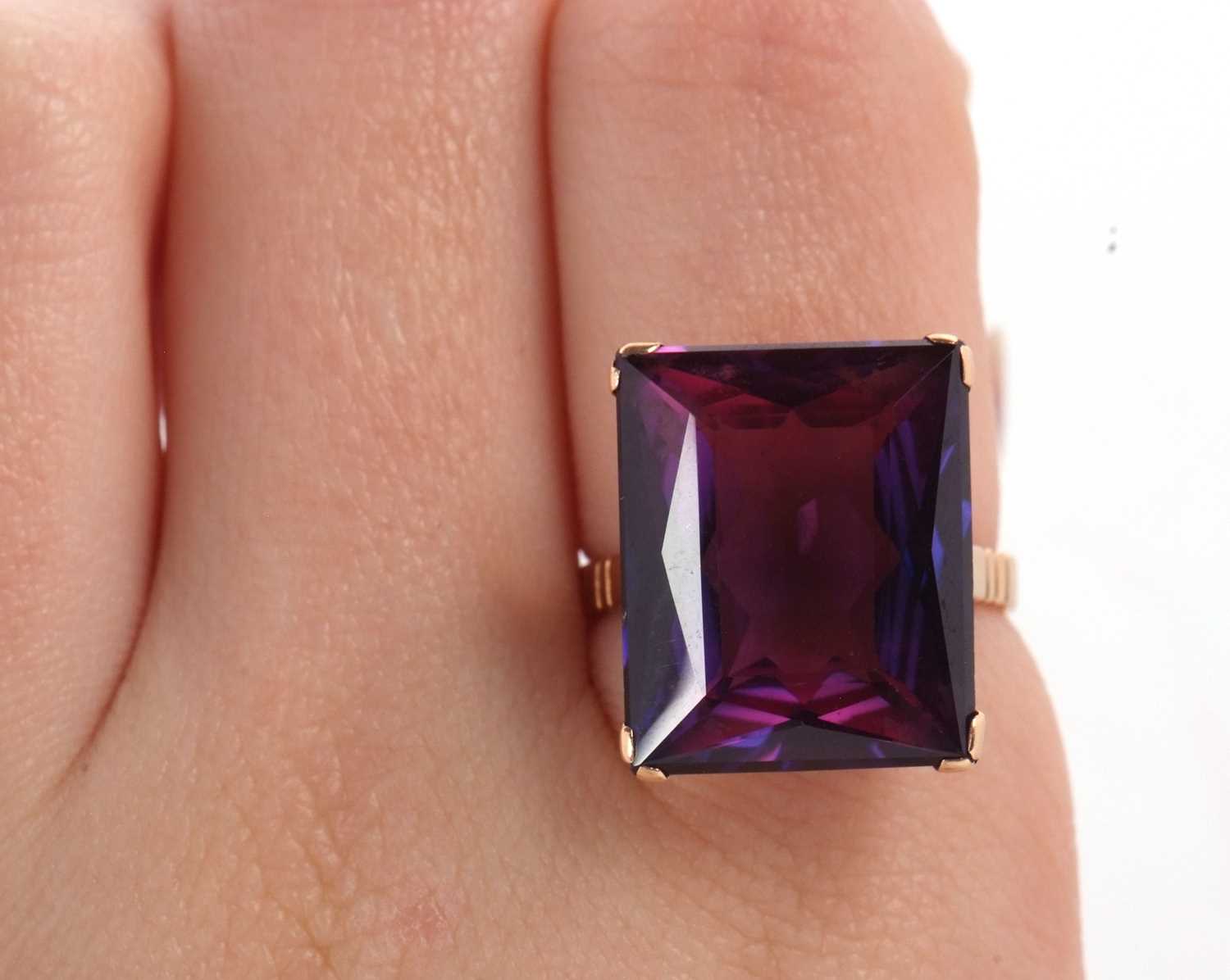 A radiant cut synthetic colour change sapphire ring, the colour change stone, approx. 18.2 x 15.4 - Image 9 of 9