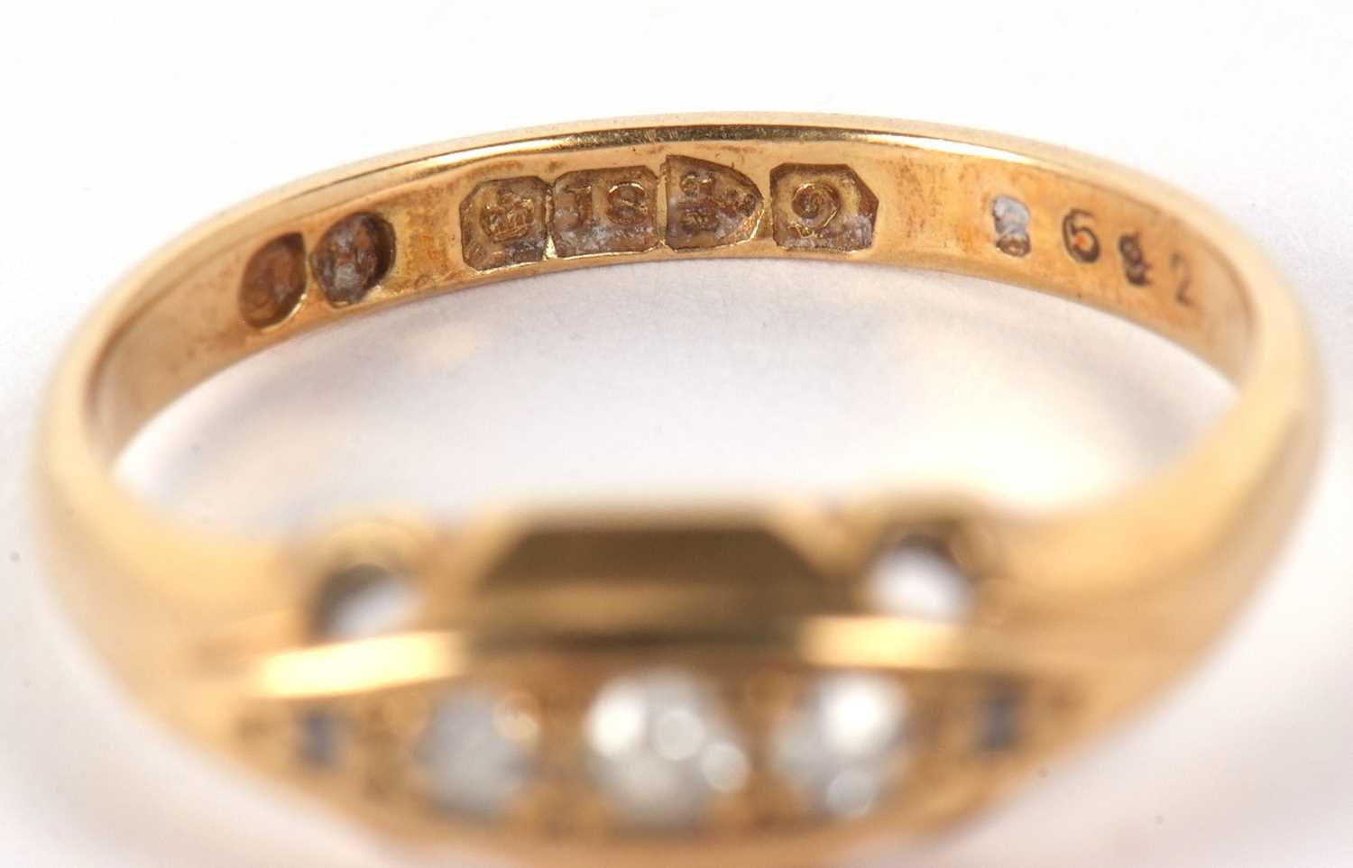 An early 20th century 18ct diamond ring, the three graduated single cut diamonds set to either end - Image 7 of 8