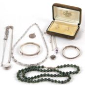 Mixed jewellery to include a Canadian jade bead necklace, a pair of cultured pearl earstuds, two