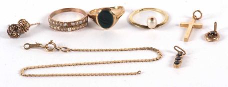 A quantity of mixed gold and unmarked yellow metal jewellery to include a 9ct bloodstone ring, a 9ct