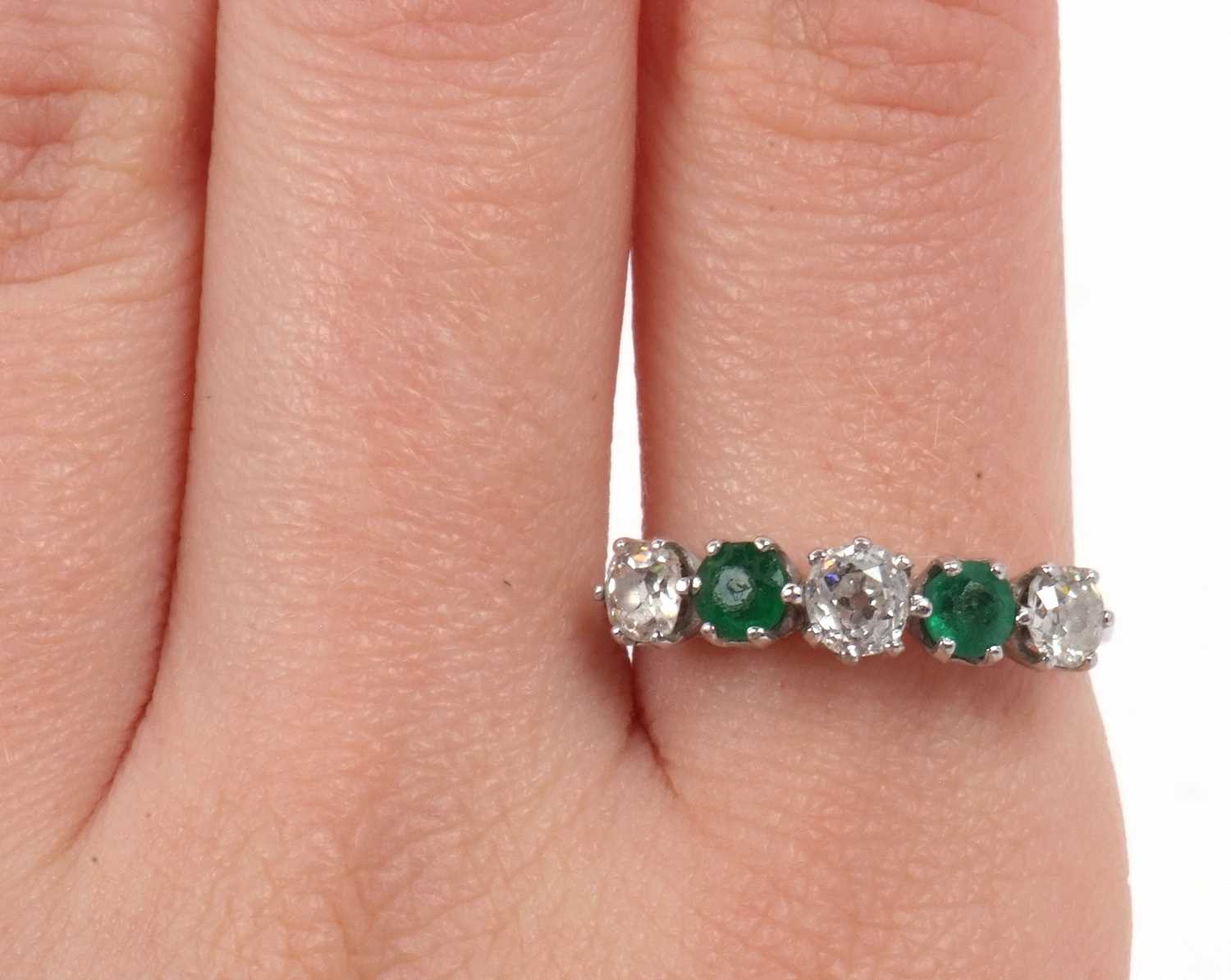 A diamond and emerald five stone ring featuring three graduated old cut diamonds, 0.65ct approx - Image 10 of 11