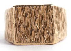A gentleman's 9ct ring, the central bark effect plaque, 14mm wide, with tapering bark effect band,