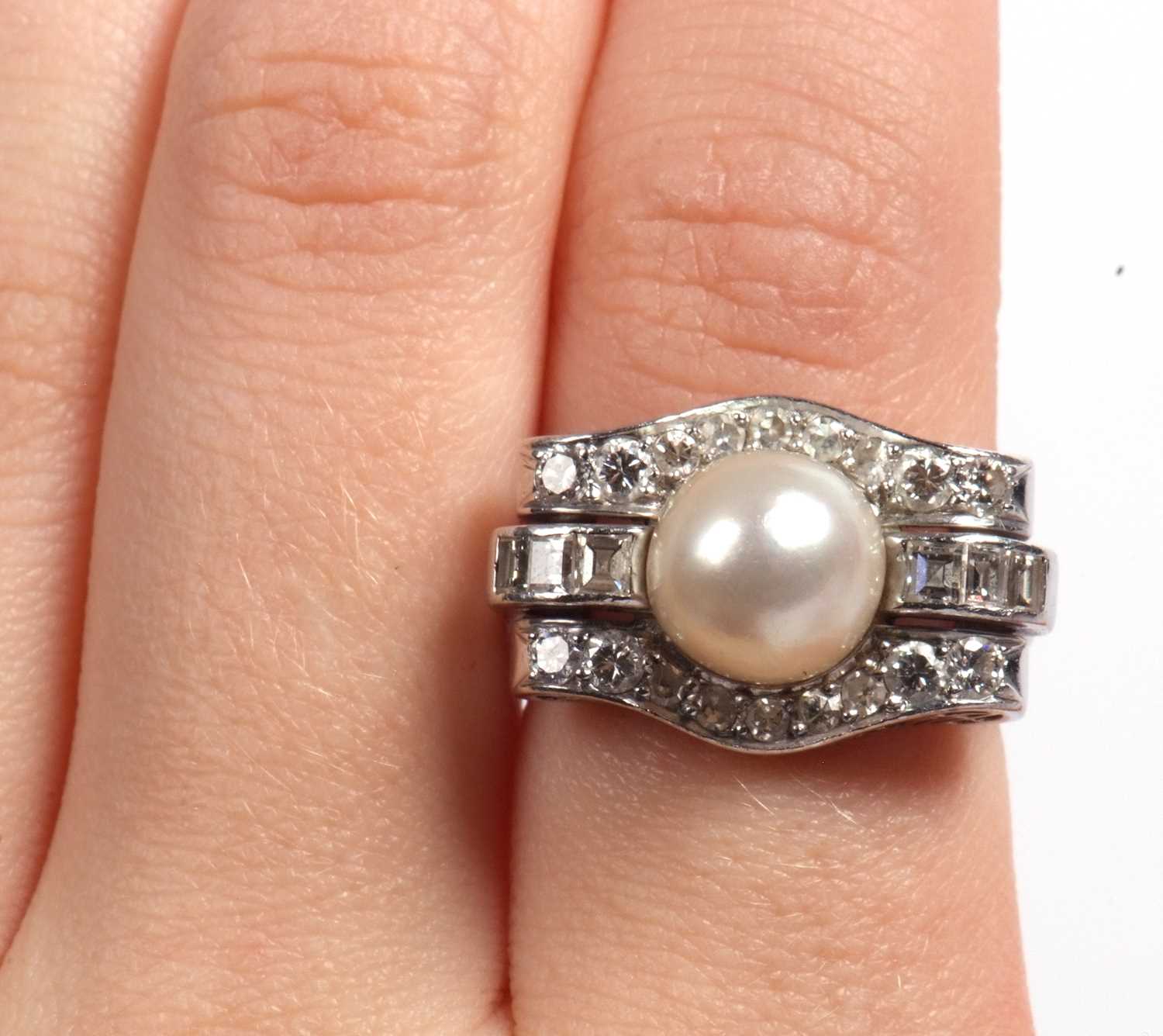 Precious metal pearl and diamond cocktail ring centering a cultured pearl (8mm diameter), raised - Image 8 of 8